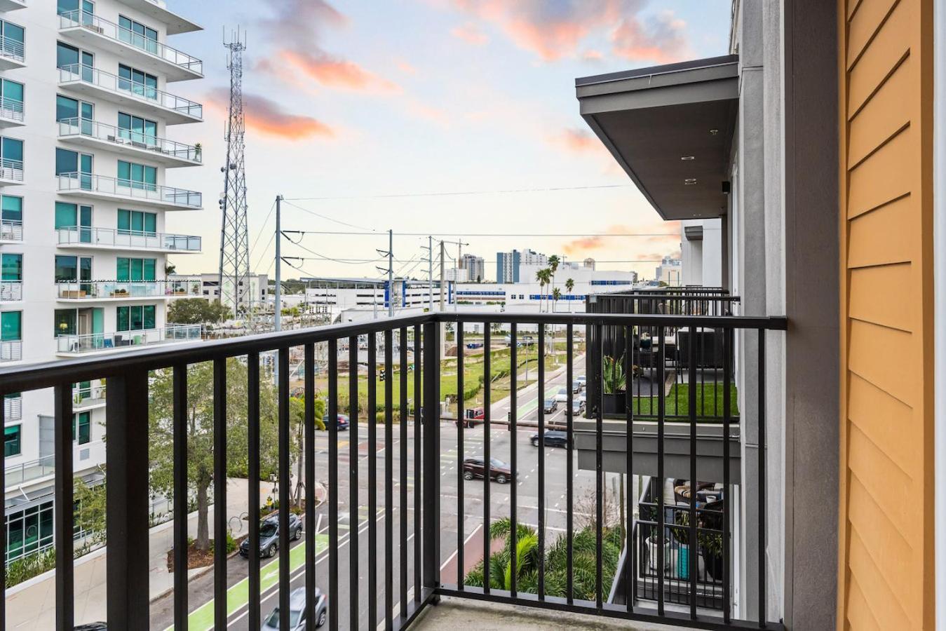 Апартаменты Tropical Field 1 Bed In Downtown With Free Parking Сент-Питерсберг Экстерьер фото